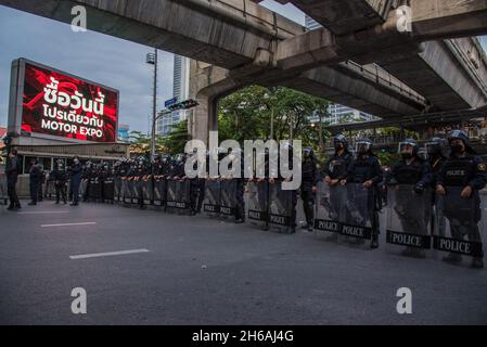 Bangkok, Thailand. 14th Nov, 2021. Riot policemen stand on guard during the demonstration. Pro democracy protesters gathered at Pathum Wan Intersection demanding to reform the monarchy after the Constitutional Court ruled that three protest leaders (Anon Nampa, Panusaya 'Rung' Sithijirawattanakul, Panupong 'Mike' Jadnok) aimed to overthrow the monarchy during their mass rally calling for political and monarchy reform in Thailand. Credit: SOPA Images Limited/Alamy Live News Stock Photo