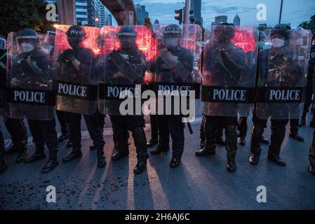 Bangkok, Thailand. 14th Nov, 2021. Riot policemen stand on guard during the demonstration. Pro democracy protesters gathered at Pathum Wan Intersection demanding to reform the monarchy after the Constitutional Court ruled that three protest leaders (Anon Nampa, Panusaya 'Rung' Sithijirawattanakul, Panupong 'Mike' Jadnok) aimed to overthrow the monarchy during their mass rally calling for political and monarchy reform in Thailand. Credit: SOPA Images Limited/Alamy Live News Stock Photo