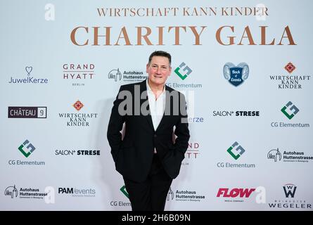 Berlin, Germany. 13th Nov, 2021. Tony Hadley, former lead singer of Spandau Ballet, comes to the charity gala 'Economy can help children'. Credit: Annette Riedl/ZB-Zentralbild/ZB/dpa/Alamy Live News Stock Photo