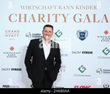 Berlin, Germany. 13th Nov, 2021. Tony Hadley, former lead singer of Spandau Ballet, comes to the charity gala 'Economy can help children'. Credit: Annette Riedl/ZB-Zentralbild/ZB/dpa/Alamy Live News Stock Photo