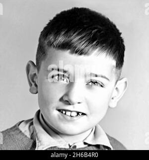 1947 , USA : The celebrated american actor MARTIN SHEEN ( born 3 agosto 1940 ) when was a young boy aged 7 at school . Unknown photographer .- HISTORY - FOTO STORICHE - ATTORE - MOVIE - CINEMA - personalità da bambino bambini da giovane giovani - personality personalities when was young - INFANZIA - CHILDHOOD -  CHILDREN - CHILD - smile sorriso --- ARCHIVIO GBB Stock Photo