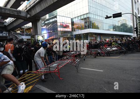 Bangkok, Thailand. 14th Nov, 2021. anti-absolute monarchy group Help dismantle the police barrier. blocking the protesters marching Embassy of Germany in Thailand, Bangkok on November 14, 2021. (Photo by Teera Noisakran/Pacific Press) Credit: Pacific Press Media Production Corp./Alamy Live News Stock Photo