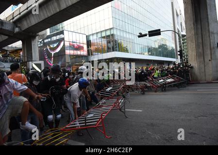 Bangkok, Thailand. 14th Nov, 2021. anti-absolute monarchy group Help dismantle the police barrier. blocking the protesters marching Embassy of Germany in Thailand, Bangkok on November 14, 2021. (Credit Image: © Teera Noisakran/Pacific Press via ZUMA Press Wire) Stock Photo