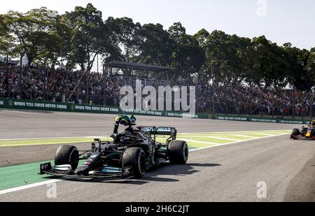 Sao Paulo, Brazil, 14/11/2021, 44 HAMILTON Lewis (gbr), Mercedes AMG F1 GP W12 E Performance, action celebrating victory with the Brazilian flag during the Formula 1 Heineken Grande Premio De Sao Paulo 2021, Sao Paulo Grand Prix, 19th round of the 2021 FIA Formula One World Championship from November 12 to 14, 2021 on the Interlagos Circuit, in Sao Paulo, Brazil - Photo: Dppi/DPPI/LiveMedia Stock Photo