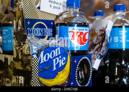 Redneck six-pack with RC Colas and Moon Pies at Jaemor Farm Market in Alto, Georgia. (USA) Stock Photo