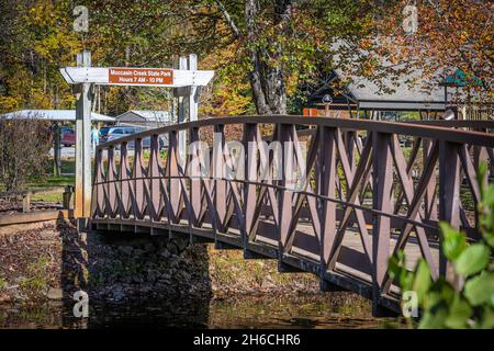 Footbridge at Moccasin Creek State Park on Lake Burton in Clarkesville, Georgia. (USA) Stock Photo