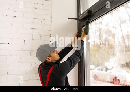 windows installation workers, worker window in a building Stock Photo