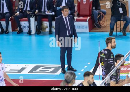 AGSM Forum, Verona, Italy, March 12, 2022, Gianlorenzo Blengini - Head  Coach - Cucine Lube Civitanova during an time-out during Verona Volley vs  Cucine Lube Civitanova - Volleyball Italian Serie A Men