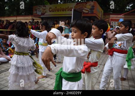 Kolkata, India. 14th Nov, 2021. Children are performing cultural activity as the Children's Day is being celebrated on 14 November in India to commemorate the birthday of the nation's first Prime Minister, Jawaharlal Nehru. It is organised by the Birla Industrial & Technological Museum (BITM), Govt Of India at their premise. amid Covid-19 pandemic. (Photo by Biswarup Ganguly/Pacific Press/Sipa USA) Credit: Sipa USA/Alamy Live News Stock Photo