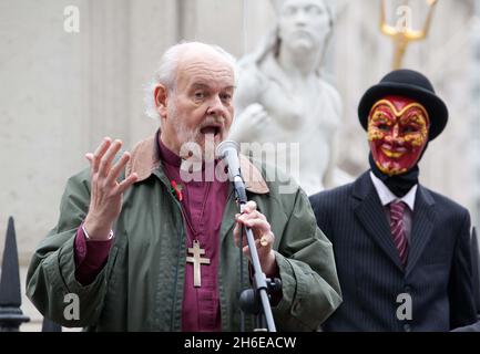 The Bishop of London, the Right Reverend Richard Chartres addresses members of the Occupy London movement outside St Paul's Cathedral in London Stock Photo