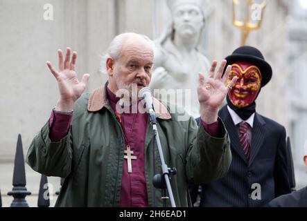 The Bishop of London, the Right Reverend Richard Chartres addresses members of the Occupy London movement outside St Paul's Cathedral in London Stock Photo