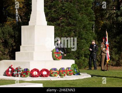 Members of the public lay wreaths at the Cross of Sacrifice in the Canadian Section of Brookwood CWGC Military Cemetery in Surrey Stock Photo
