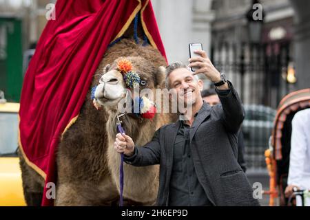 Gary Lineker brings Thailand, Morocco, India and New York to the streets of London to launch Walkers Spell & Go campaign, where people collect letters in packs of crisps to be in with a chance of winning one of 20,000 holidays up for grabs.  Stock Photo