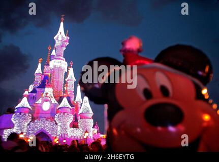 Disneyland Paris Castle at Night with Christmas Decorations Editorial Photo  - Image of chateau, christmas: 58790536