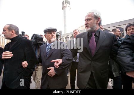 Walter Litvinenko (centre), father of former Russian spy Alexander Litvinenko and Chechen separatist Akhmed Zakayev (right) attend prayers at the Central London Mosque in Regent's Park before the funeral of Alexander Litvinenko at Highgate cemetery today, December 7, 2006. Stock Photo