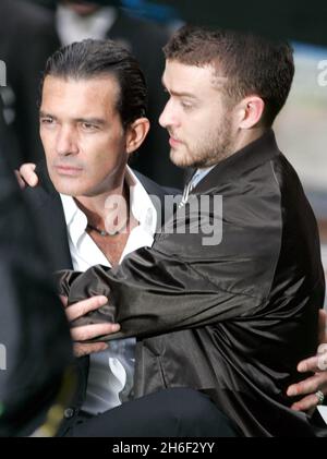 Antonio Banderas and Justin Timberlake hug as they attend the UK Premiere of Shrek 3, Odeon Cinema, Leicester Square, London. Stock Photo