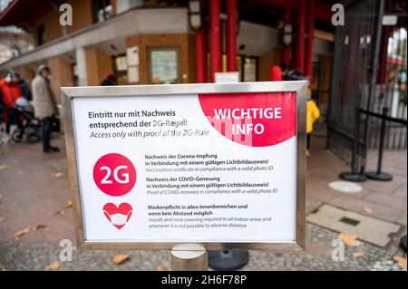 Berlin, Germany. 15th Nov, 2021. A sign in front of the zoo points out the 2G rule. In the capital, the 2G rule applies with further restrictions for the unvaccinated. (to dpa 'Tightened Corona rules - criticism of controls') Credit: Fabian Sommer/dpa/Alamy Live News Stock Photo
