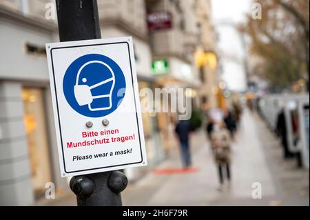 Berlin, Germany. 15th Nov, 2021. A sign on Kurfürstendamm points out the need to wear a mask. In the capital, the 2G rule applies with further restrictions for the unvaccinated. (to dpa 'Tightened Corona rules - criticism of controls') Credit: Fabian Sommer/dpa/Alamy Live News Stock Photo