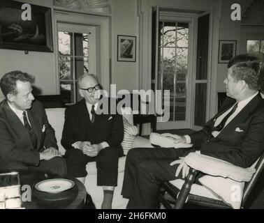 Norwegian Ministers of Foreign Affaires Halvard Lange (center) and of Defense Gudmand Harlem (left) talking to US President John F. Kennedy, 1963 Stock Photo