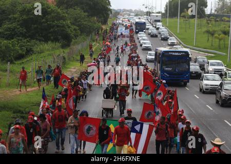 salvador, bahia, brazil - april 15, 2019: Members of the Sem Terra Movement - MST- are seen walking along Avenida Luiz Viana, in Salvador, during a de Stock Photo