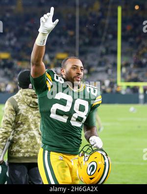 Green Bay, Wisconsin, USA. 14th Nov, 2021. Green Bay Packers wide receiver  Davante Adams (17) flexing after a catch during the NFL football game  between the Seattle Seahawks and the Green Bay