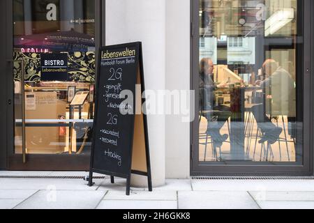 Berlin, Germany. 15th Nov, 2021. A sign to notify customers of current COVID-19 measures is seen in front of a bistro in Berlin, Germany, on Nov. 15, 2021. Due to rapid increase of new COVID-19 cases, Berlin on Monday started to tighten COVID-19 measures. Germany's seven-day incidence rate hit a new all-time high and reached 303.0 per 100,000 inhabitants, the Robert Koch Institute (RKI) for infectious diseases announced on Monday. Credit: Shan Yuqi/Xinhua/Alamy Live News Stock Photo