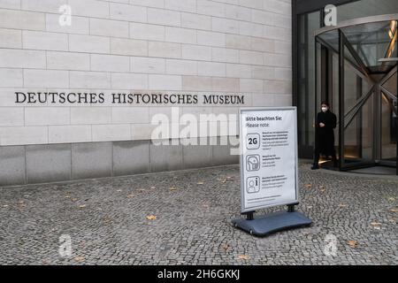 Berlin, Germany. 15th Nov, 2021. A sign to notify visitors of current COVID-19 measures is seen at the entrance of the German Historical Museum in Berlin, Germany, on Nov. 15, 2021. Due to rapid increase of new COVID-19 cases, Berlin on Monday started to tighten COVID-19 measures. Germany's seven-day incidence rate hit a new all-time high and reached 303.0 per 100,000 inhabitants, the Robert Koch Institute (RKI) for infectious diseases announced on Monday. Credit: Shan Yuqi/Xinhua/Alamy Live News Stock Photo