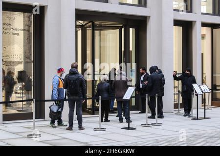 Berlin, Germany. 15th Nov, 2021. Visitors queue for the check of certificates of COVID-19 vaccination or recovery from COVID-19 at an entrance of Humboldt Forum museum in Berlin, Germany, on Nov. 15, 2021. Due to rapid increase of new COVID-19 cases, Berlin on Monday started to tighten COVID-19 measures. Germany's seven-day incidence rate hit a new all-time high and reached 303.0 per 100,000 inhabitants, the Robert Koch Institute (RKI) for infectious diseases announced on Monday. Credit: Shan Yuqi/Xinhua/Alamy Live News Stock Photo