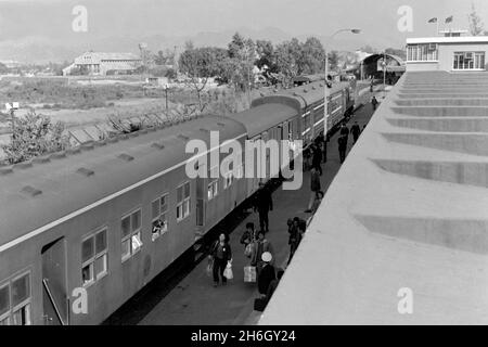 Lo Wu Railway Station, Hong Kong. View of passengers getting off a train, at the border crossing, Lunar New Year, 1981. Looking north, Shenzhen, China is visible at the top of this photo. The diesel trains were phased out when the Kowloon-Canton Railway (HK section) was electrified in the early 1980s Stock Photo