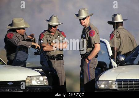 Fort Davis Texas USA,1997: Texas Department of Public Safety officers man a roadblock on a West Texas highway during an armed standoff between law enforcement agencies and a militia group calling itself the Republic of Texas. ©Bob Daemmrich Stock Photo