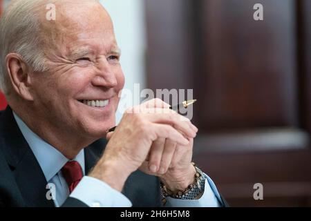 Washington, Vereinigte Staaten. 15th Nov, 2021. United States President Joe Biden speaks during a virtual summit with Chinese President Xi Jinping in the Roosevelt Room of the White House in Washington DC on Monday, November 15, 2021. Credit: Sarah Silbiger/Pool via CNP/dpa/Alamy Live News Stock Photo