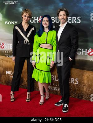 New York, USA. 15th Nov, 2021. Director Jason Reitman (r) and daughter Josephine Reitman (C) attend the premiere of 'Ghostbusters: Afterlife' at AMC Lincoln Square in New York, New York, on Nov. 15, 2021. (Photo by Gabriele Holtermann/Sipa USA) Credit: Sipa USA/Alamy Live News Stock Photo