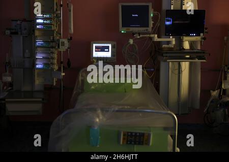 PRODUCTION - 15 November 2021, Saxony, Leipzig: An empty intensive care bed stands in an area of the intensive care unit at Leipzig University Hospital that was additionally created for COVID-19 patients, behind it a monitor lights up with the display "Patient not ventilated - ready". Due to the increasing number of corona infections and the resulting sharp rise in the number of COVID-19 patients requiring treatment, the University Hospital has reduced the number of planned operations by more than 30 percent. This is to secure the capacities for the treatment of COVID-19 patients. Photo: Jan W Stock Photo