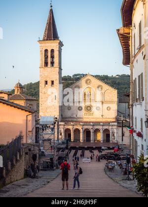 A couple admiring the Cathedral Square in Spoleto, Umbria, Italy, Europe Stock Photo