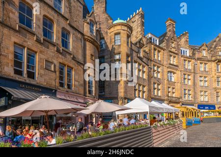 View of cafes and restaurants on Cockburn Street, Old Town, UNESCo World Heritage Site, Edinburgh, Lothian, Scotland, United Kingdom, Europe Stock Photo