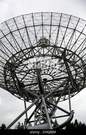 One of the antennas of the Westerbork Synthesis Radio Telescope (WSRT), Drenthe, Netherlands Stock Photo