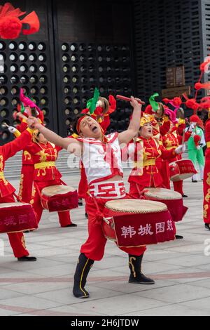 Chinese drummers and dancers in Shaanxi Province, China Stock Photo