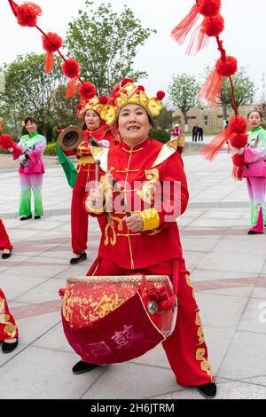 Chinese drummers and dancers in Shaanxi Province, China Stock Photo