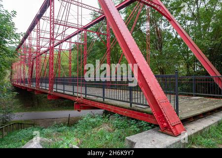 Battle Creek, Michigan - The Charlotte Highway Bridge, originally built in 1886 by Buckeye Bridge Works, in Historic Bridge Park. The Calhoun County p Stock Photo