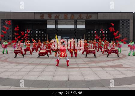 Chinese drummers and dancers at a celebration in Shaanxi Province, China Stock Photo