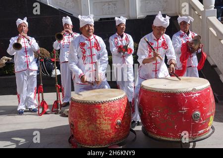 Chinese drummers and dancers at a celebration in Shaanxi Province, China Stock Photo