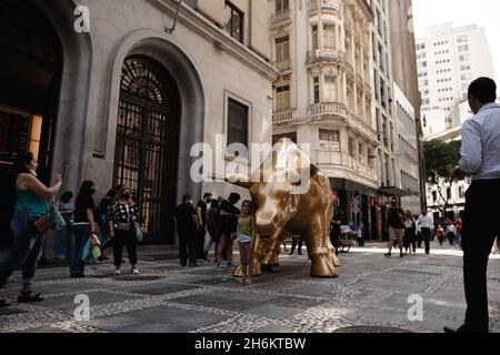 SP - Sao Paulo - 11/16/2021 - SAO PAULO, STOCK EXCHANGE INAUGURATION SCULPTURE - Sculpture of a bull is installed in front of the headquarters of the Brazilian Stock Exchange, also known as B3, in the center of the city of Sao Paulo. Tuesday (16). The metallic piece is the work of the Brazilian plastic artist Rafael Brancatelli and is about five meters long, three meters high and two meters wide, inspired by the &#x201c;bull of Wall Street in New York, United States. Photo: Ettore Chiereguini/AGIF/Sipa USA Credit: Sipa USA/Alamy Live News Stock Photo