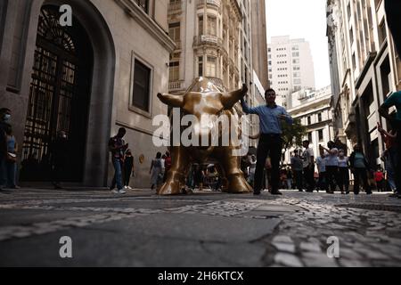 SP - Sao Paulo - 11/16/2021 - SAO PAULO, STOCK EXCHANGE INAUGURATION SCULPTURE - Sculpture of a bull is installed in front of the headquarters of the Brazilian Stock Exchange, also known as B3, in the center of the city of Sao Paulo. Tuesday (16). The metallic piece is the work of the Brazilian plastic artist Rafael Brancatelli and is about five meters long, three meters high and two meters wide, inspired by the &#x201c;bull of Wall Street in New York, United States. Photo: Ettore Chiereguini/AGIF/Sipa USA Credit: Sipa USA/Alamy Live News Stock Photo