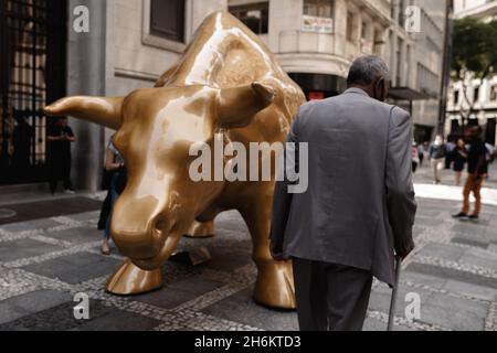 SP - Sao Paulo - 11/16/2021 - SAO PAULO, STOCK EXCHANGE INAUGURATION SCULPTURE - Sculpture of a bull is installed in front of the headquarters of the Brazilian Stock Exchange, also known as B3, in the center of the city of Sao Paulo. Tuesday (16). The metallic piece is the work of the Brazilian plastic artist Rafael Brancatelli and is about five meters long, three meters high and two meters wide, inspired by the &#x201c;bull of Wall Street in New York, United States. Photo: Ettore Chiereguini/AGIF/Sipa USA Credit: Sipa USA/Alamy Live News Stock Photo