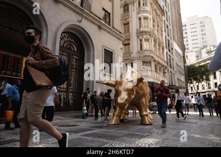 SP - Sao Paulo - 11/16/2021 - SAO PAULO, STOCK EXCHANGE INAUGURATION SCULPTURE - Sculpture of a bull is installed in front of the headquarters of the Brazilian Stock Exchange, also known as B3, in the center of the city of Sao Paulo. Tuesday (16). The metallic piece is the work of the Brazilian plastic artist Rafael Brancatelli and is about five meters long, three meters high and two meters wide, inspired by the &#x201c;bull of Wall Street in New York, United States. Photo: Ettore Chiereguini/AGIF/Sipa USA Credit: Sipa USA/Alamy Live News Stock Photo