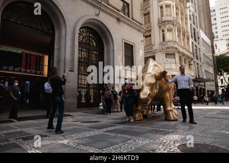 SP - Sao Paulo - 11/16/2021 - SAO PAULO, STOCK EXCHANGE INAUGURATION SCULPTURE - Sculpture of a bull is installed in front of the headquarters of the Brazilian Stock Exchange, also known as B3, in the center of the city of Sao Paulo. Tuesday (16). The metallic piece is the work of the Brazilian plastic artist Rafael Brancatelli and is about five meters long, three meters high and two meters wide, inspired by the &#x201c;bull of Wall Street in New York, United States. Photo: Ettore Chiereguini/AGIF/Sipa USA Credit: Sipa USA/Alamy Live News Stock Photo