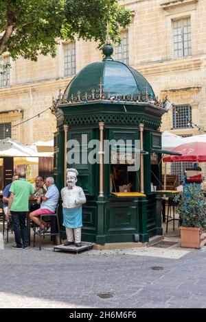 Green Kiosk with domed roof snack bar and cafe in Republic Street, Valletta, Malta, Europe.  A UNESCO World Heritage Site Stock Photo