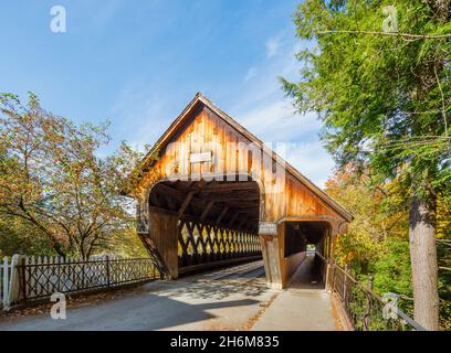 Middle Covered Bridge, a covered town lattice through truss bridge over Ottauquechee River, Woodstock, Vermont, New England, USA Stock Photo