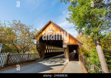 Middle Covered Bridge, a covered town lattice through truss bridge over Ottauquechee River, Woodstock, Vermont, New England, USA Stock Photo