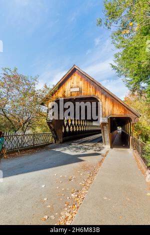 Middle Covered Bridge, a covered town lattice through truss bridge over Ottauquechee River, Woodstock, Vermont, New England, USA Stock Photo